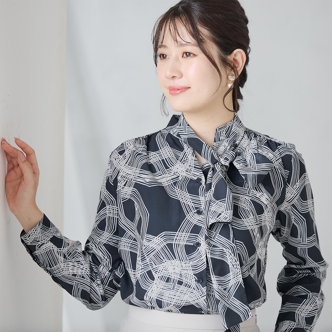 小川彰子さん監修 ボウタイ付き 幾何学プリントブラウス セットアップ着用可 小川彰子さん監修 ボウタイ付き 幾何学プリントブラウス セットアップ着用可