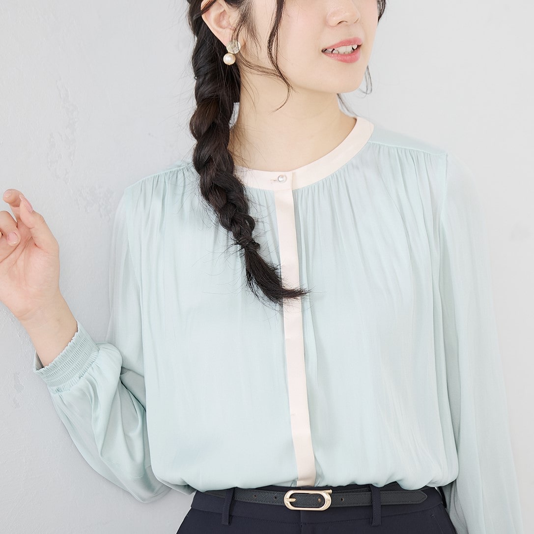 軽やかな割繊素材で叶える春カラーブラウス〇微光沢と落ち感が上品・艶やかなサテン織生地を使用し、繊細で滑らかなタッチ・表面感があり奥行きのある表情が魅力・一枚でもスーツの中に着てもキレイ〇ふんわり春カラ