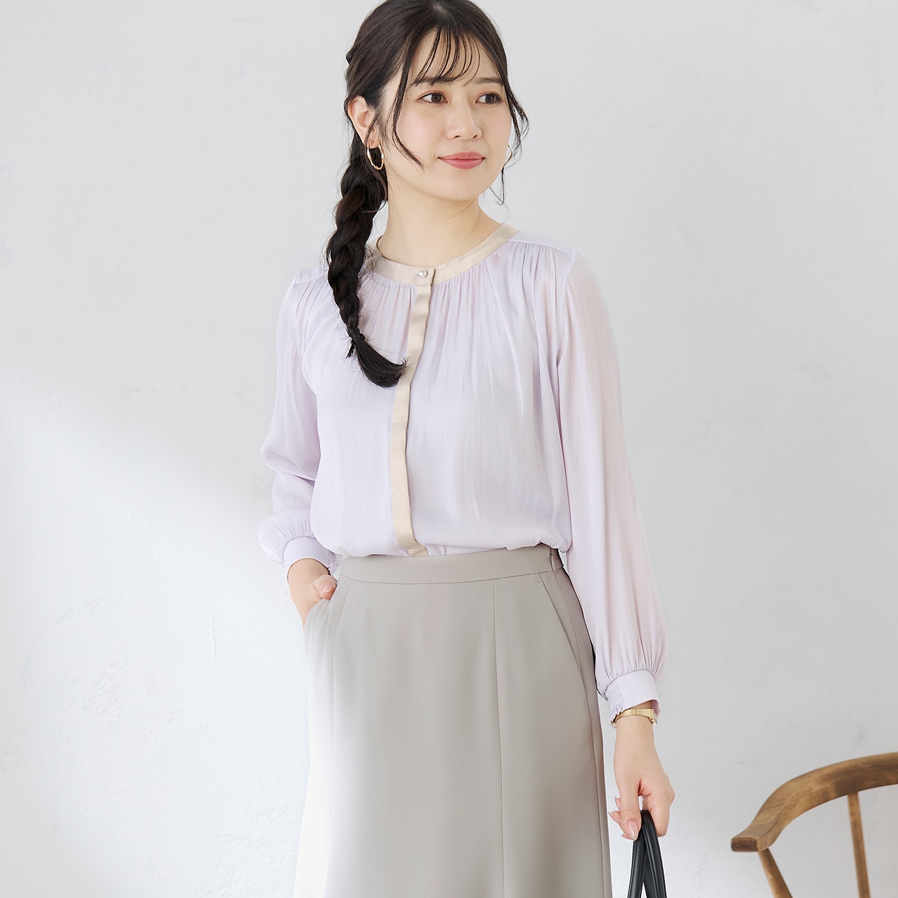 軽やかな割繊素材で叶える春カラーブラウス〇微光沢と落ち感が上品・艶やかなサテン織生地を使用し、繊細で滑らかなタッチ・表面感があり奥行きのある表情が魅力・一枚でもスーツの中に着てもキレイ〇ふんわり春カラ