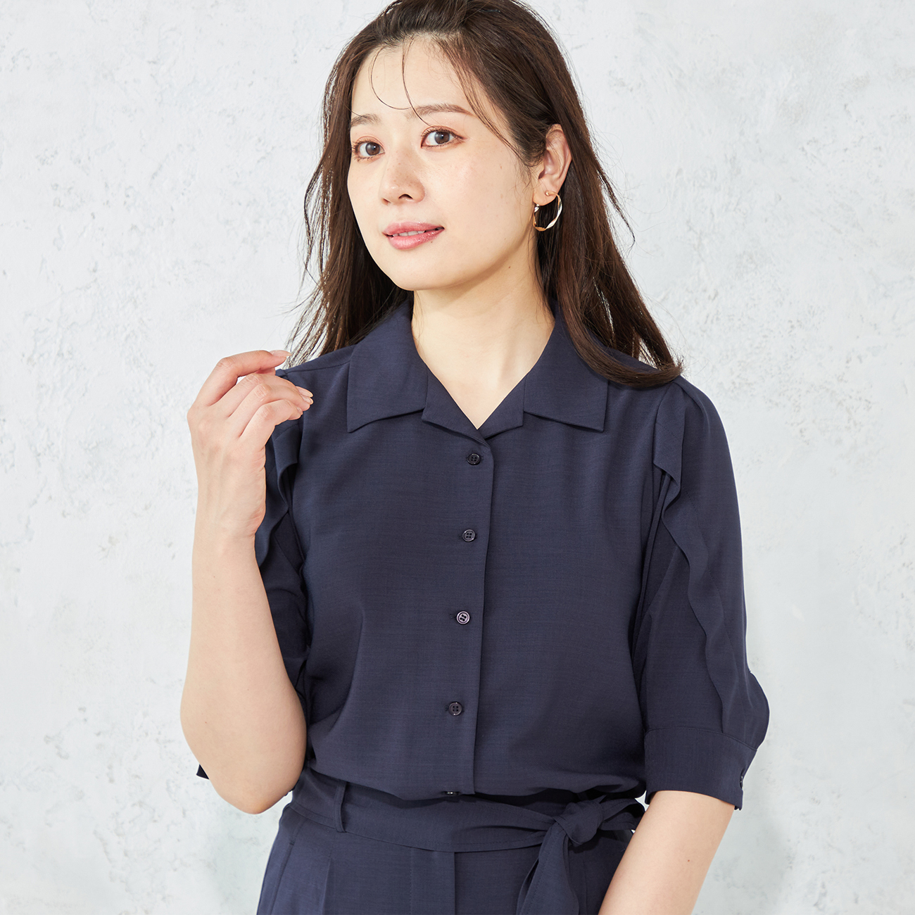 神ラクシリーズセットアップブラウスファッションデザイナー小川彰子氏監修、デザイン画から型紙を作成したこだわりの1着です。〇羽織りとしても活躍・抜け感のある襟元と、二の腕カバーの袖丈が華奢見えに・羽織り