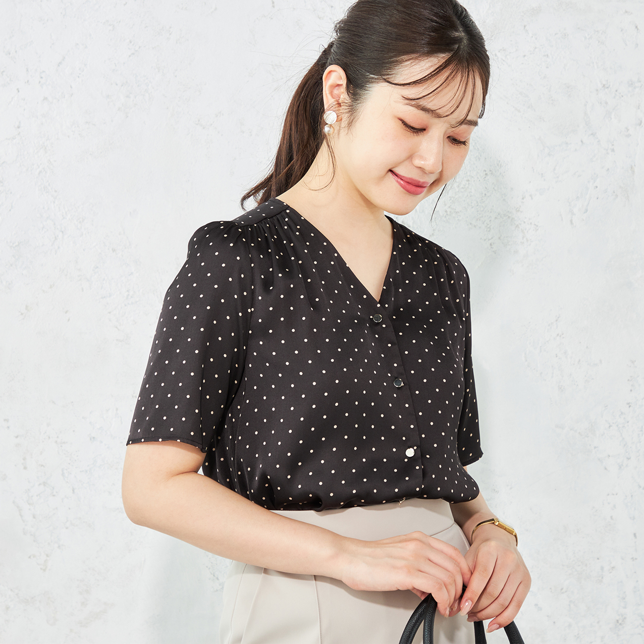 神ラクシリーズ半袖割繊Vネックプリントブラウス〇小さめドットがかわいい・きれいな微光沢の割繊素材・メタルボタンがアクセント・肩部分のギャザーがかわいい・開きすぎないVネックでオフィスでも安心・二の腕カ