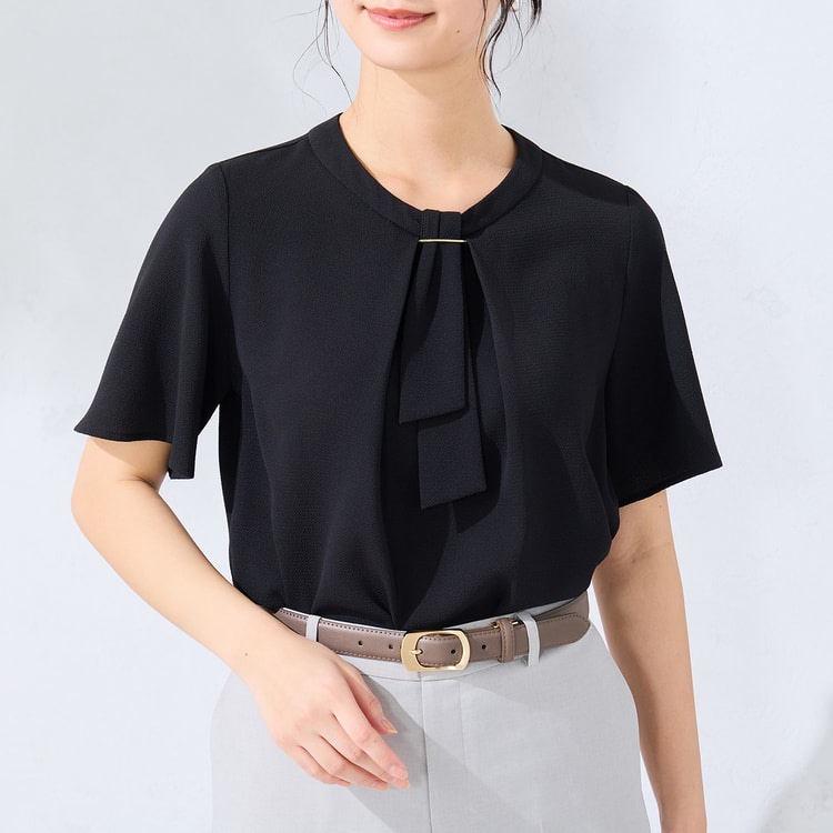 新品タグ付未使用　ohga ボウタイ半袖ブラウス ログインで10％OFF】アクセサリー付きボウタイブラウス 半袖【AOKI公式