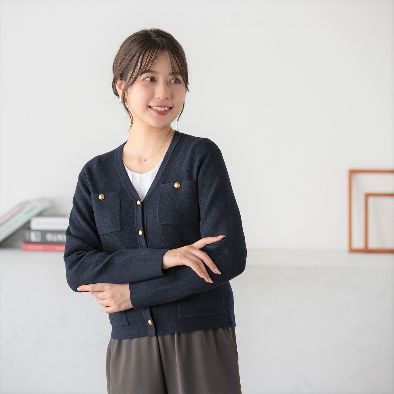メタルボタンがアクセントカジュアルスタイルにも合わせやすい〇羽織るだけでトレンド見え・ゴールドの飾りボタンがおしゃれ・ややゆったりしたシルエットがこなれた印象に〇ファッションデザイナー小川彰子氏監修・