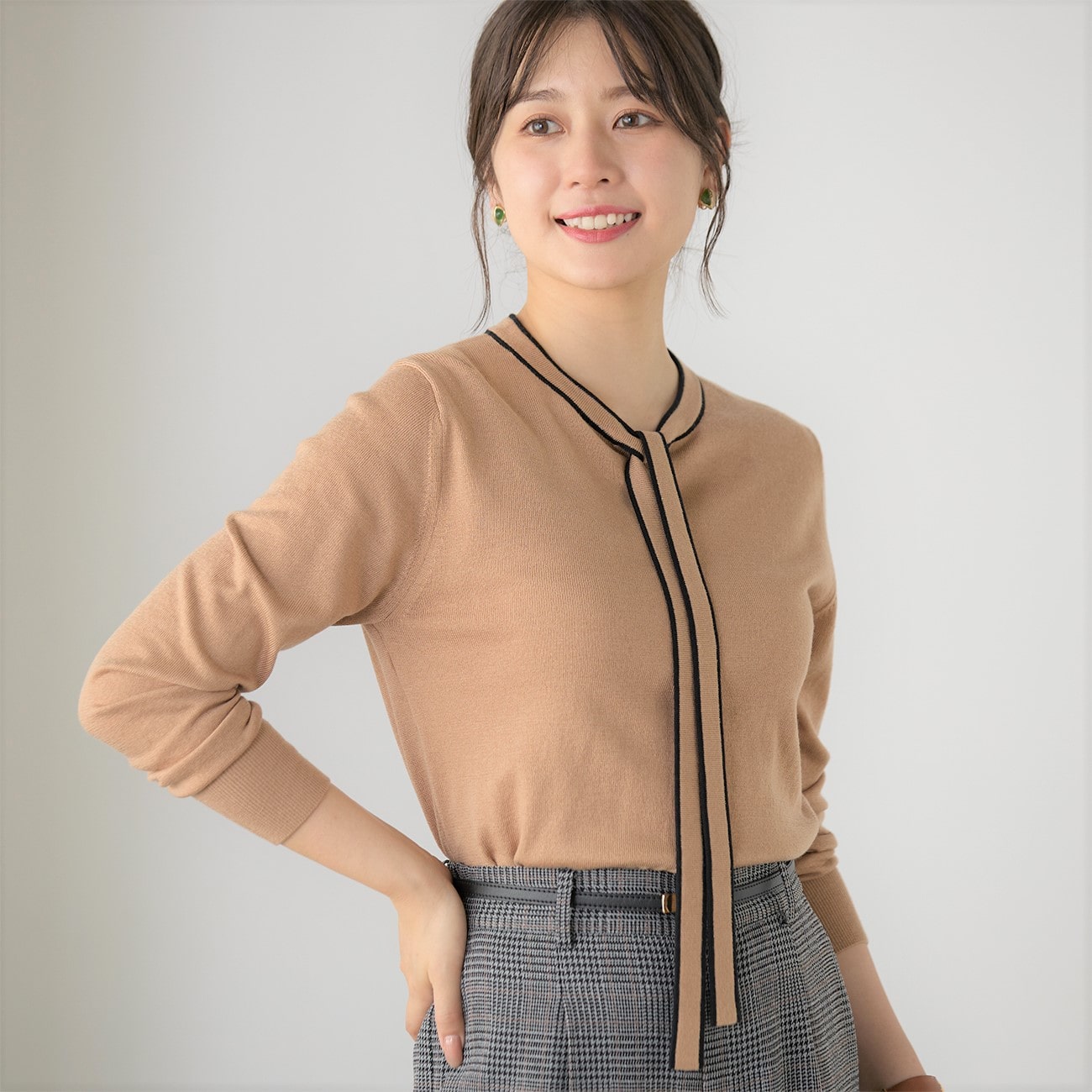 シンプルで上品！配色ボウタイニット〇配色ボウタイがきちんと感があって上品・襟からボウタイのパイピングデザインが引き締めポイント・Vネックの形となるため首元がすっきり見えます〇あたたかみのある肌ざわり・