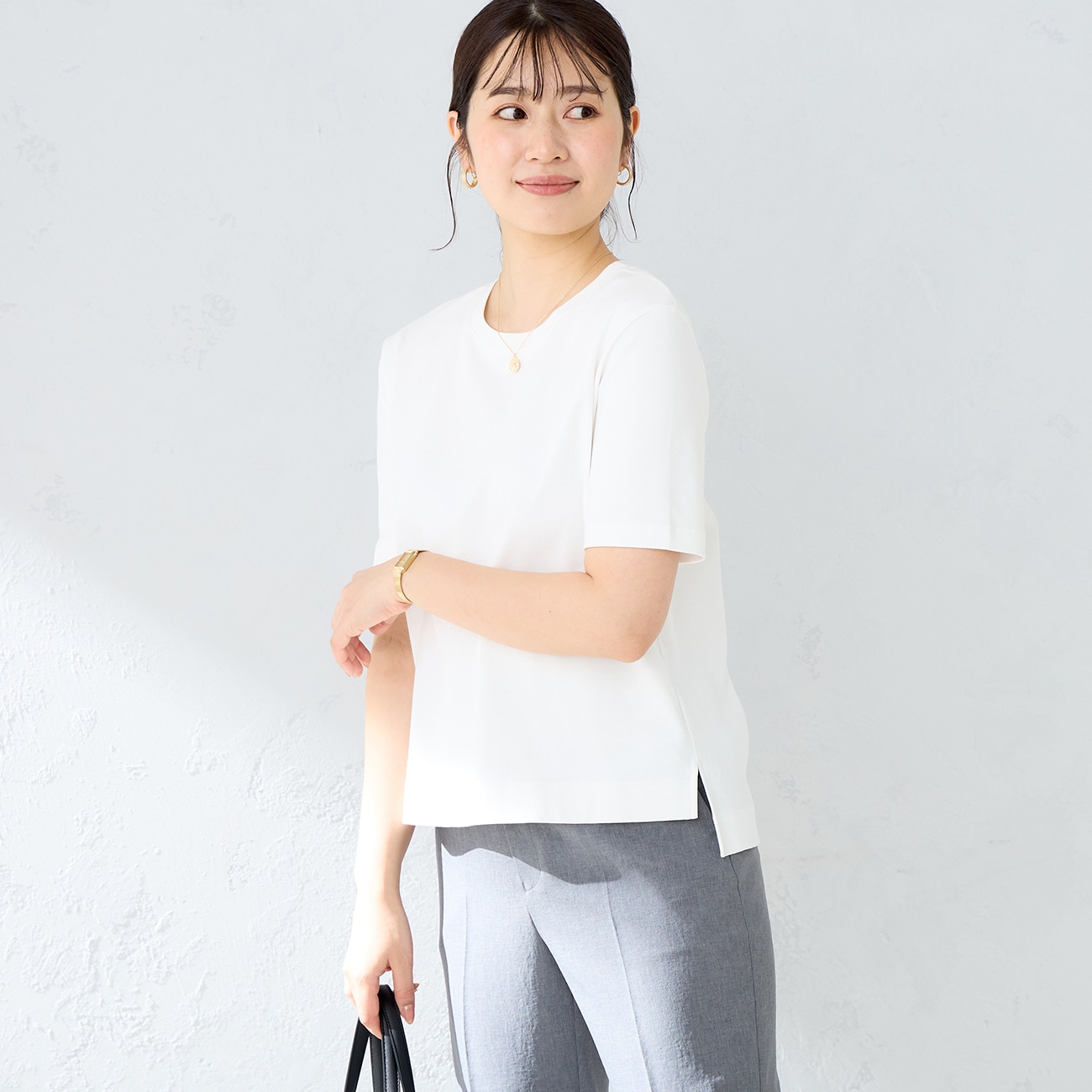 さらっとした生地感と優しい肌ざわりスーツ屋の仕立てたTシャツ〇キレイさとカジュアルさのバランスが◎・ほどよい厚さとさらっとした肌触り・新色のイエローとラベンダー登場！・接触冷感素材で暑い時期も心地よい