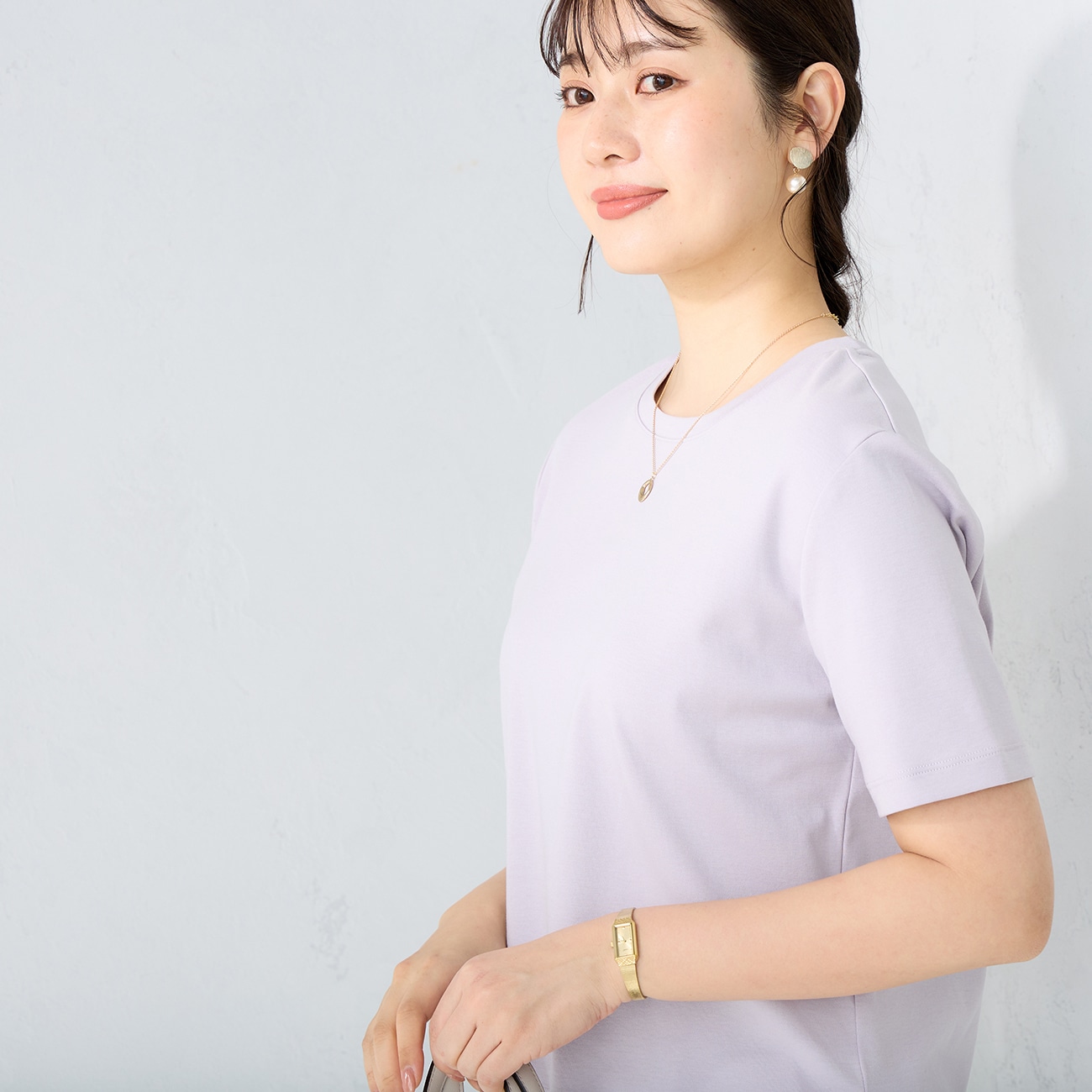 さらっとした生地感と優しい肌ざわりスーツ屋の仕立てたTシャツ〇キレイさとカジュアルさのバランスが◎・ほどよい厚さとさらっとした肌触り・新色のイエローとラベンダー登場！・接触冷感素材で暑い時期も心地よい
