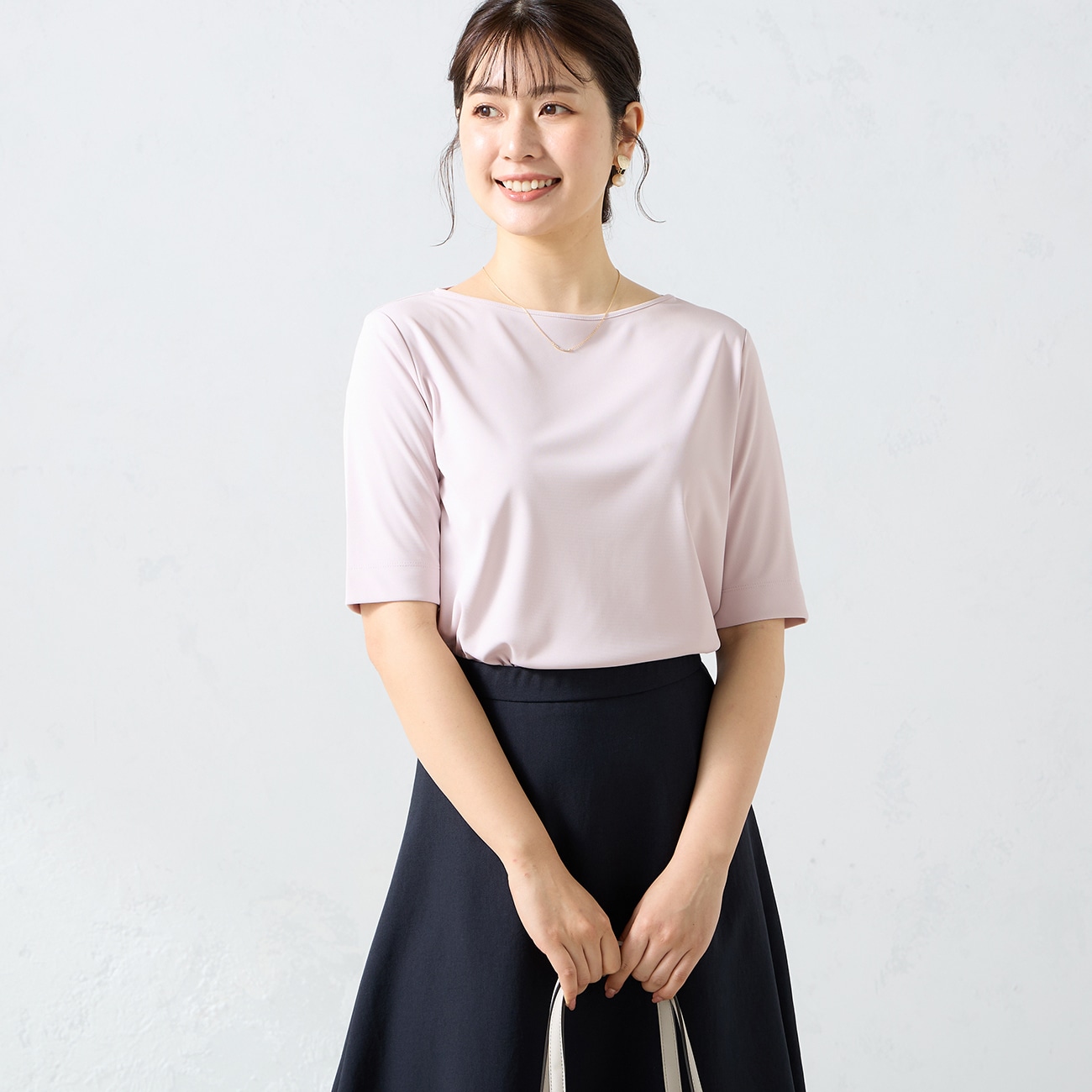 美肌を守る！キンセキカットシリーズ五分袖キンセキカットTシャツ ボートネック着るだけで近赤外線対策が叶う、AOKIの機能性衣料「キンセキカット」シリーズ。日焼けやシミの原因である紫外線だけでなく、シワ