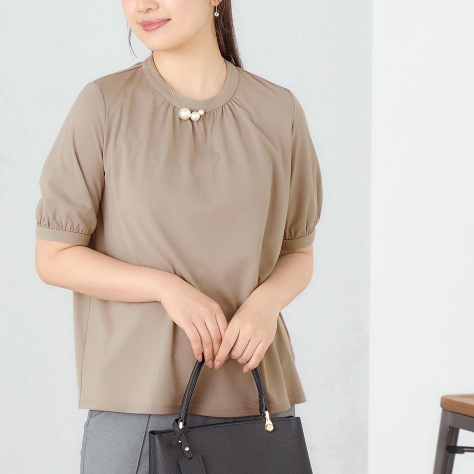 美肌を守る！キンセキカットシリーズ半袖キンセキカットTシャツ スタンドギャザー着るだけで近赤外線対策が叶う、AOKIの機能性衣料「キンセキカット」シリーズ。日焼けやシミの原因である紫外線だけでなく、シ