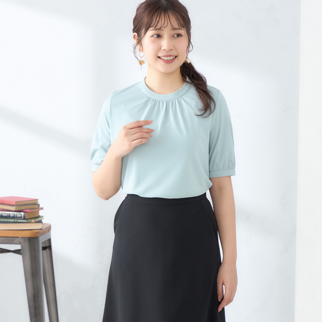 美肌を守る！キンセキカットシリーズ半袖キンセキカットTシャツ スタンドギャザー着るだけで近赤外線対策が叶う、AOKIの機能性衣料「キンセキカット」シリーズ。日焼けやシミの原因である紫外線だけでなく、シ
