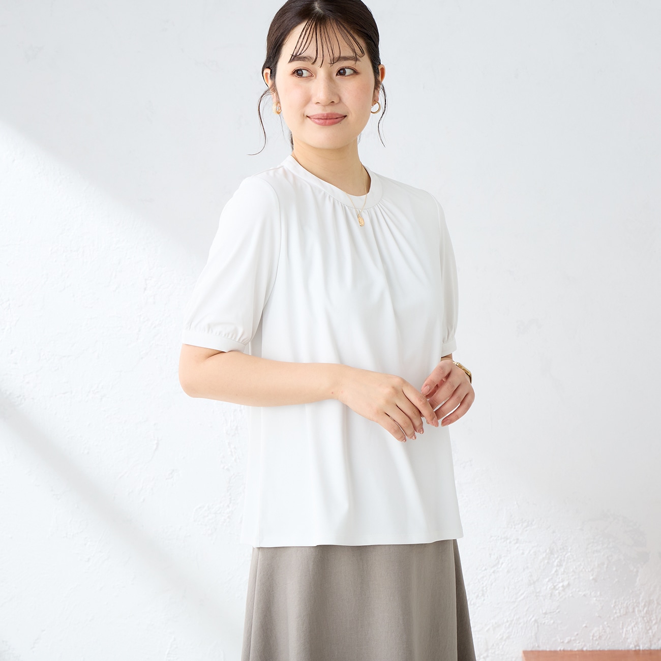 美肌を守る！キンセキカットシリーズ半袖キンセキカットTシャツ スタンドギャザー着るだけで近赤外線対策が叶う、AOKIの機能性衣料「キンセキカット」シリーズ。日焼けやシミの原因である紫外線だけでなく、シ