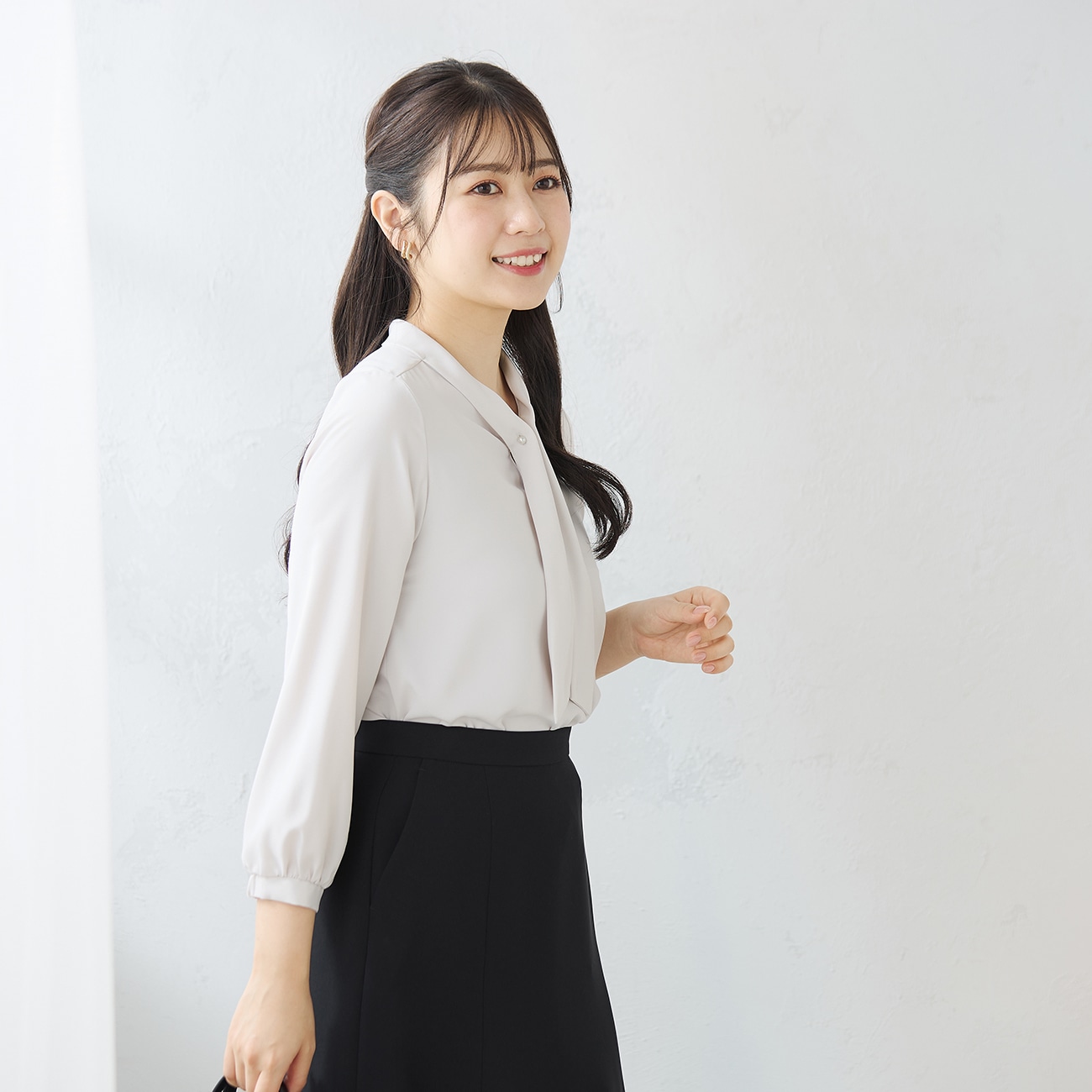 パールボタンがアクセント 簡単きれいめボウタイブラウス〇忙しい朝の時短を叶えます！・形のついたボウタイデザイン・垂れた形がちょうど良いバランス感・ボウタイはパールボタンで留める仕様・ジャケット着用でも