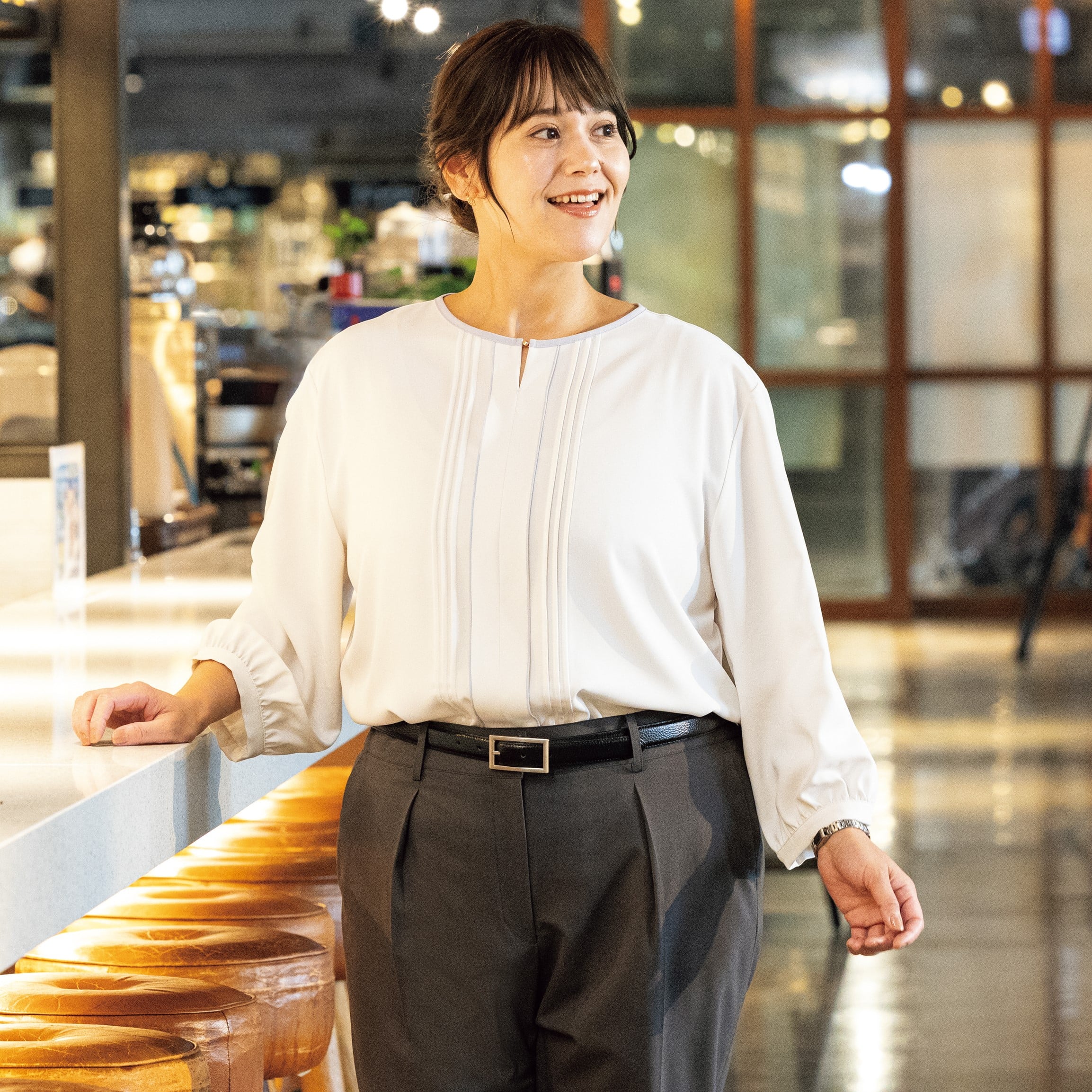 着回し力抜群！上品な配色プリーツブラウス〇通勤や華やかシーンにも活躍・前身プリーツと上品な配色カラーがエレガント・胸元ホック留めがかわいくアクセント・セレモニーや学校行事にもおすすめ・ラインが出にくく