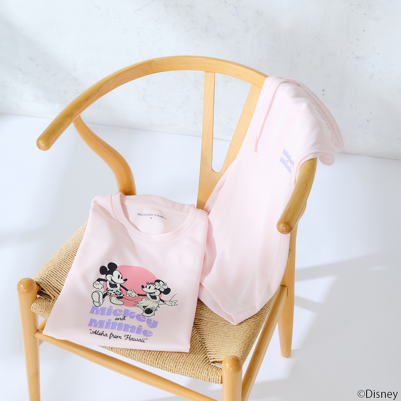ディズニーデザイン ミッキーマウス ＆ ミニーマウス／リカバリーケアプラス ルームウェア メッシュ 半袖＆半ズボン 上下セット ユニセックス AOKIの疲労回復リカバリーウェア